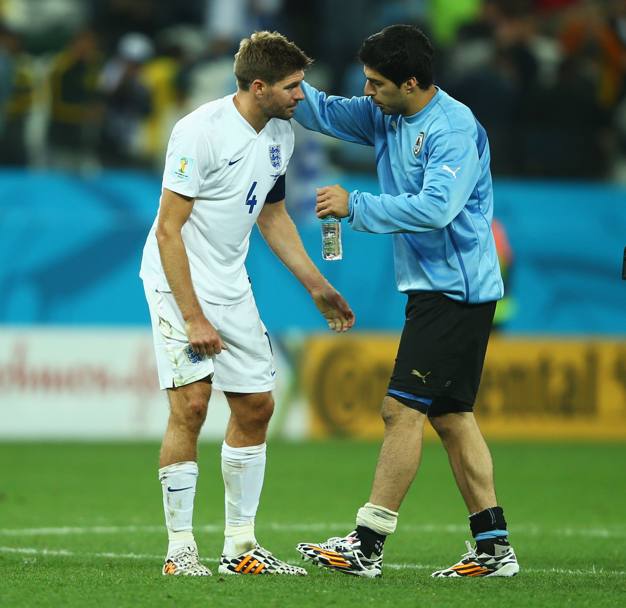 Steven Gerrard consolato da Luis Suarez suo compagno di squadra nel Liverpool (Getty Images)
